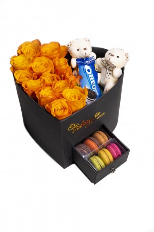 Siyah Kalpli Kutuda Turuncu Gül Oreo Ayıcık ve Makaron