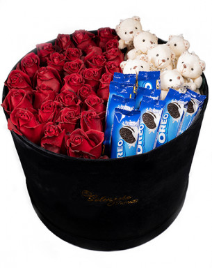 Büyük Silindir Kutuda Ayılar Oreolar Ve Kırmızı güller