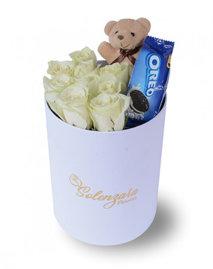 Beyaz Silindir Kutuda Ayıcıklı ve Oreolu Beyaz Gül