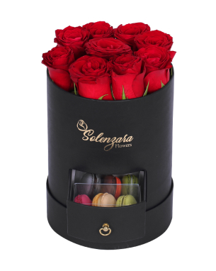 Silindir Küçük Siyah Kutuda Makaronlu Kırmızı Gül 