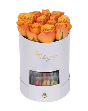 Silindir Küçük Beyaz Kutuda Makaronlu Turuncu Gül