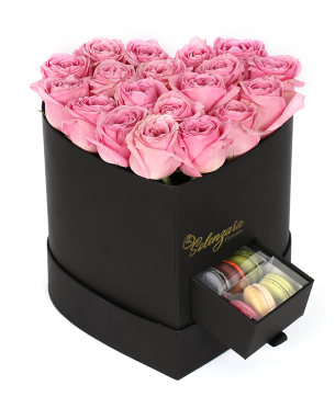 Siyah Kalpli Kutuda Pembe Gül ve Makaron 