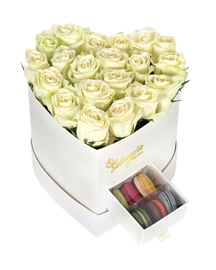 Beyaz Kalpli Kutuda Beyaz Gül ve Makaron 