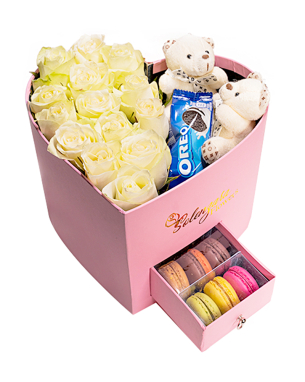 Pembe Kalpli Kutuda Beyaz Gül Oreo Ayıcık ve Makaron