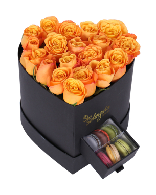 Siyah Kalpli Kutuda Turuncu Gül ve Makaron