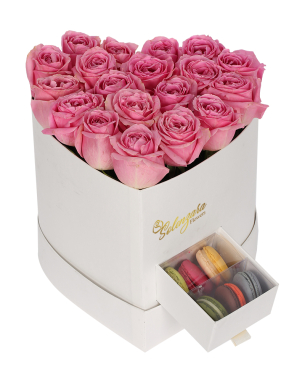 Beyaz Kalpli Kutuda Pembe Gül ve Makaron