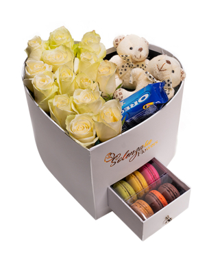 Beyaz Kalpli Kutuda Beyaz Gül Oreo Ayıcık ve Makaron