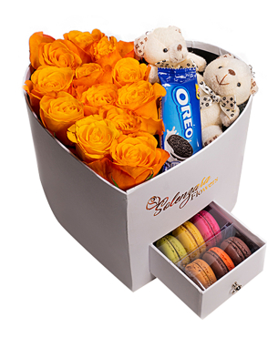 Beyaz Kalpli Kutuda Turuncu Gül Oreo Ayıcık ve Makaron