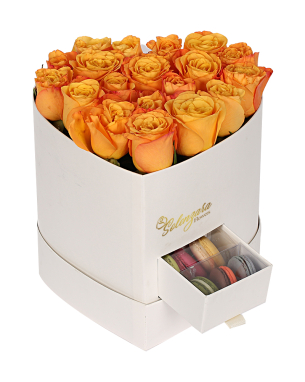 Beyaz Kalpli Kutuda Turuncu Gül ve Makaron