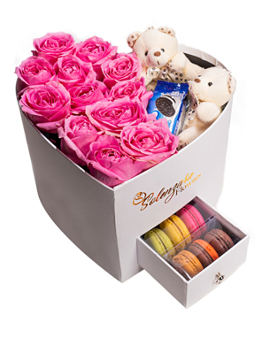 Beyaz Kalpli Kutuda Pembe Gül Oreo Ayıcık ve Makaron