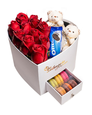 Beyaz Kalpli Kutuda Kırmızı Gül Oreo Ayıcık ve Makaron
