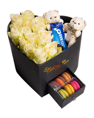 Siyah Kalpli Kutuda Beyaz Gül Oreo Ayıcık ve Makaron