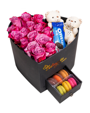 Siyah Kalpli Kutuda Lila Gül Oreo Ayıcık ve Makaron