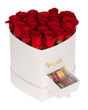 Beyaz Kalpli Kutuda Kırmızı Gül ve Makaron 