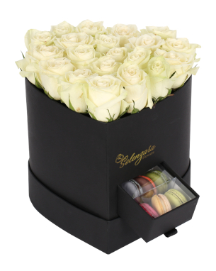 Siyah Kalpli Kutuda Beyaz Gül ve Makaron 