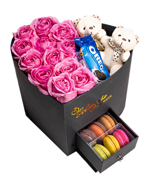 Siyah Kalpli Kutuda Pembe Gül Oreo Ayıcık ve Makaron
