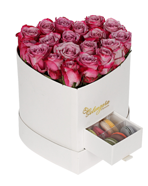 Beyaz Kalpli Kutuda Lila Gül ve Makaron 