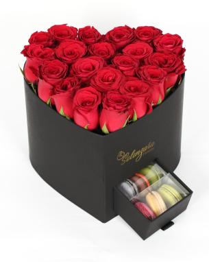 Siyah Kalpli Kutuda Kırmızı Gül ve Makaron 